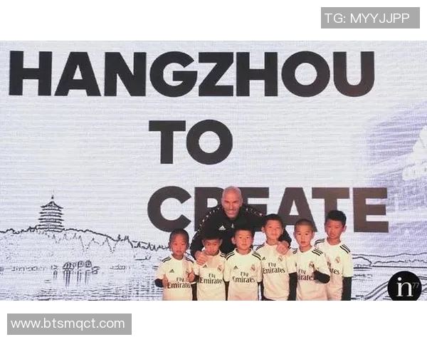 街头偶遇足球明星粉丝热情围堵瞬间引发狂欢盛况